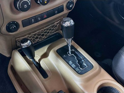 Used 2018 Jeep Wrangler Unlimited Sahara w/ Connectivity Group AWD/4WD image 13