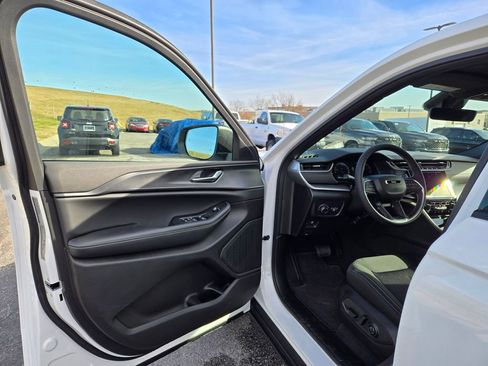 New 2025 Jeep Grand Cherokee Laredo X image 11