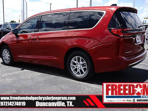 New 2027 Chrysler Pacifica Select FWD image 3