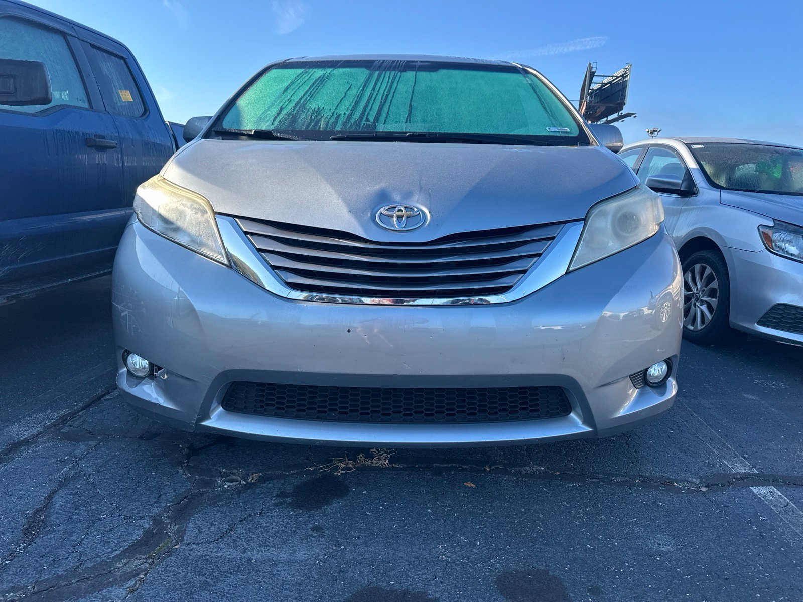 Used 2016 Toyota Sienna XLE w/ XLE Navigation Package FWD image 2