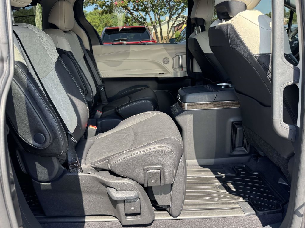 Used 2025 Toyota Sienna Platinum AWD/4WD image 14