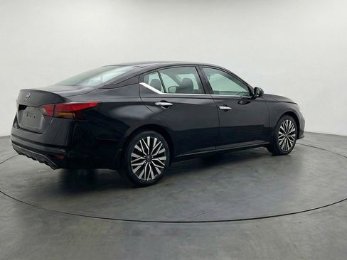 Used 2025 Nissan Altima 2.5 SV image 9