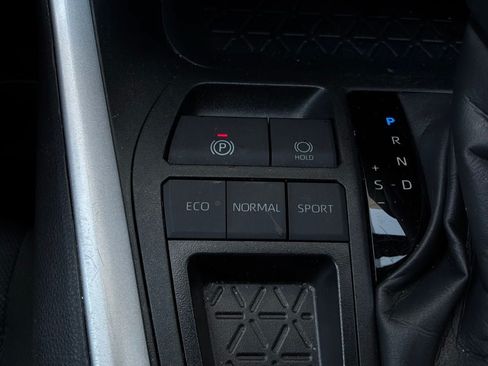 Used 2025 Toyota RAV4 XLE FWD image 25
