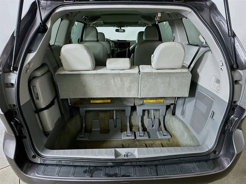 Used 2013 Toyota Sienna XLE image 32