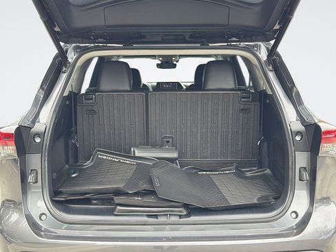 Used 2021 Toyota Highlander XLE AWD/4WD image 30