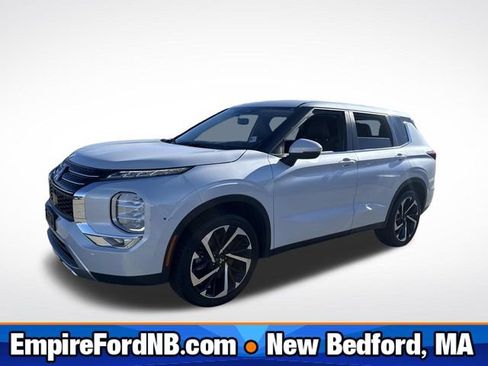 Used 2023 Mitsubishi Outlander SE image 1