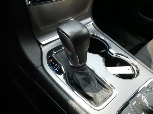 Used 2020 Jeep Grand Cherokee Laredo AWD/4WD image 23
