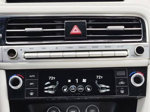 Used 2025 Genesis G70 2.5T image 24