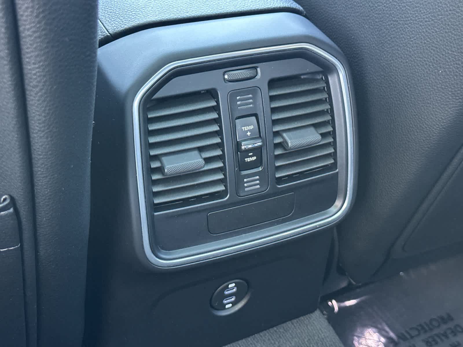 Certified 2025 Porsche Macan AWD/4WD image 14