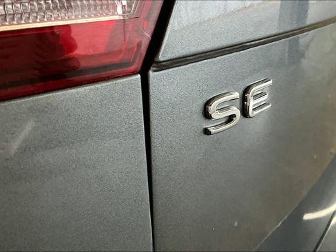 Used 2022 Volkswagen Tiguan SE image 11