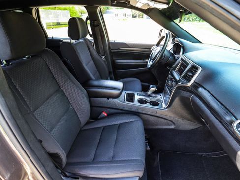 Used 2019 Jeep Grand Cherokee Laredo w/ Security & Convenience Group RWD image 36