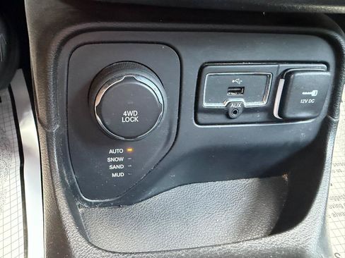 Used 2017 Jeep Renegade Altitude AWD/4WD image 22