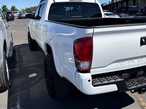 Used 2017 Toyota Tacoma TRD Sport AWD/4WD image 12