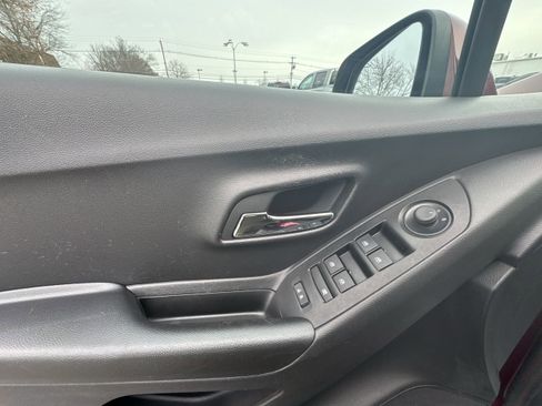 Used 2022 Chevrolet Trax LT w/ LT Convenience Package image 24