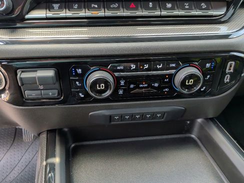 Used 2024 Chevrolet Silverado 2500 ZR2 w/ Technology Package AWD/4WD image 31