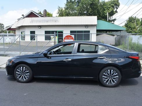 Used 2025 Nissan Altima 2.5 SV FWD image 9