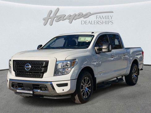 Used 2021 Nissan Titan SV w/ SV Convenience Package image 9