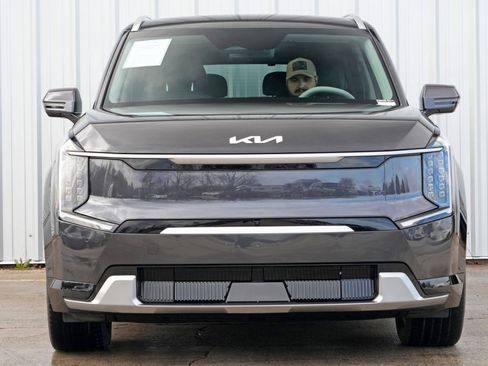 Used 2024 Kia EV9 Land image 7