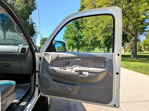 Used 2002 Toyota Tacoma 4x4 Xtracab V6 w/ SR5 Pkg w/ Chrome Pkg image 17