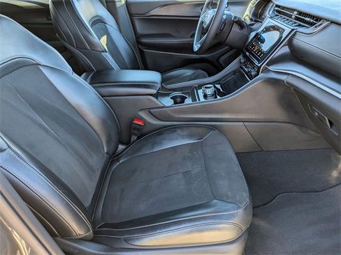 Used 2024 Jeep Grand Cherokee L Altitude image 30