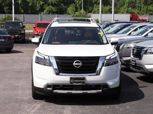 Certified 2025 Nissan Pathfinder Platinum AWD/4WD image 4