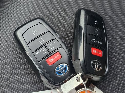 Used 2024 Toyota Venza LE image 31