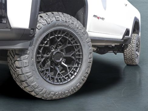 Used 2025 GMC Sierra 2500 AT4 w/ AT4 Premium Plus Package image 3