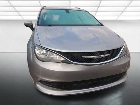 Used 2021 Chrysler Voyager Lxi image 2