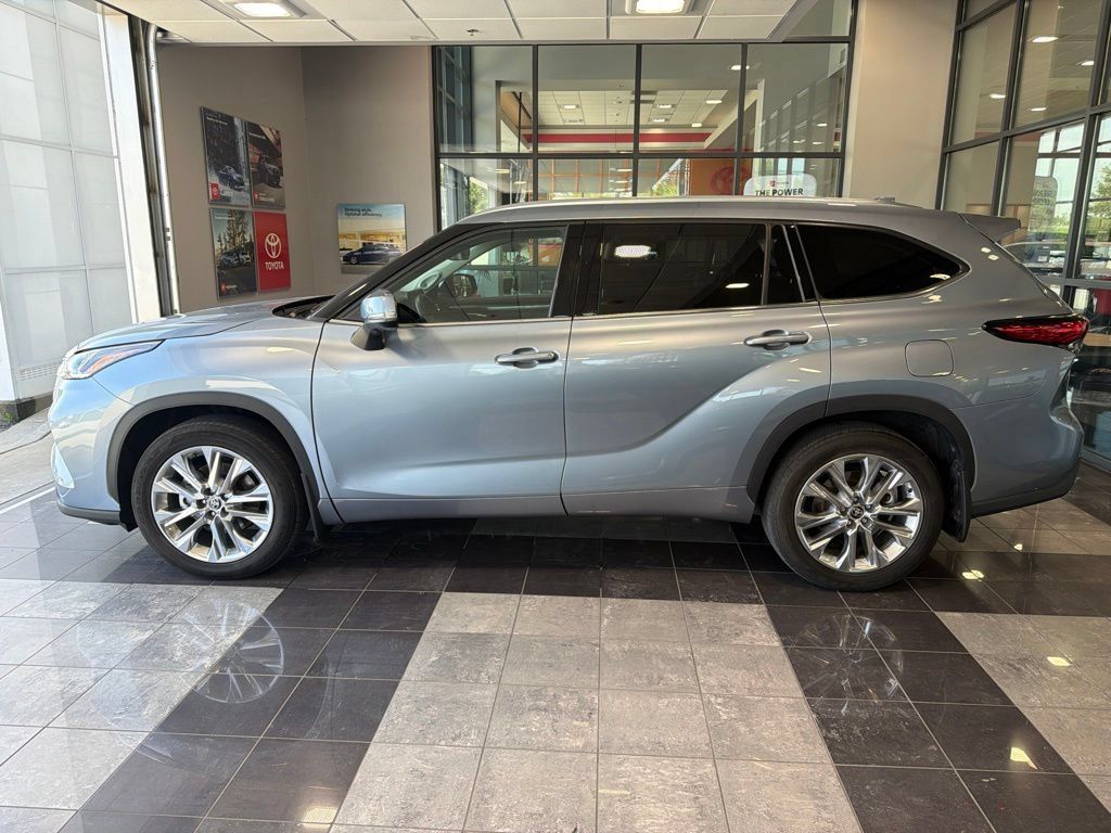 Used 2021 Toyota Highlander Limited AWD/4WD image 3