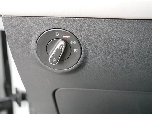 Certified 2025 Volkswagen Taos SE image 24