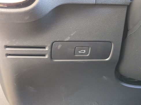 Used 2023 Volvo XC40 B5 Plus image 32