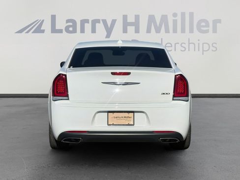 Used 2023 Chrysler 300 Touring w/ Sport Appearance Package image 6
