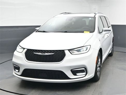 Used 2022 Chrysler Pacifica Pinnacle image 3