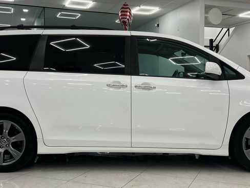 Used 2019 Toyota Sienna SE Premium w/ Carpet Mat Package image 4
