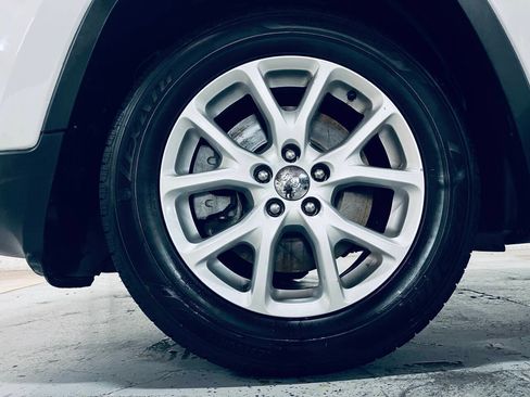 Used 2018 Jeep Cherokee Latitude Plus FWD image 14