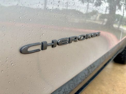 Used 2018 Jeep Cherokee Trailhawk w/ Comfort/Convenience Group AWD/4WD image 12