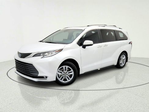 Used 2025 Toyota Sienna Limited FWD image 1