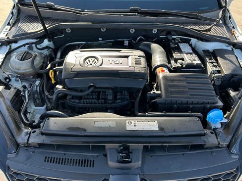 Used 2017 Volkswagen GTI SE image 31