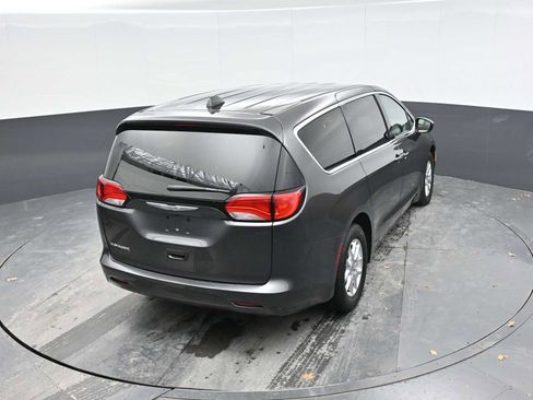Used 2022 Chrysler Voyager LX image 36