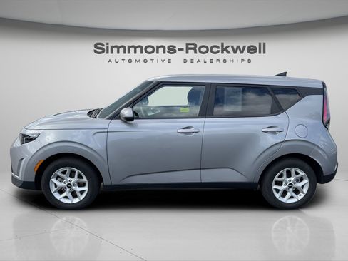 Used 2025 Kia Soul LX w/ LX Technology Package FWD image 2