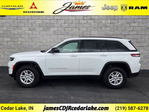 Used 2024 Jeep Grand Cherokee Laredo w/ Luxury Tech Group I AWD/4WD image 2