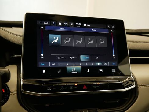 New 2025 Jeep Compass Limited image 28