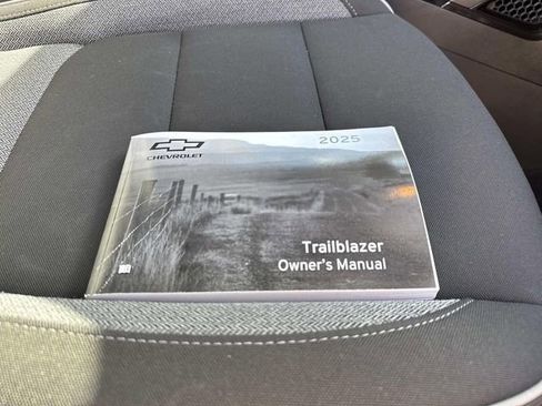 Used 2025 Chevrolet TrailBlazer LT FWD image 33