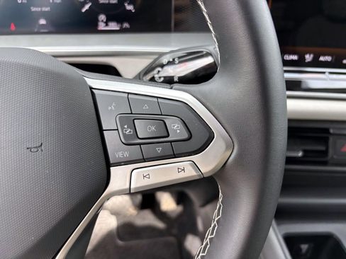 Used 2025 Volkswagen Tiguan SE image 18