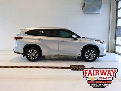 Used 2024 Toyota Highlander XLE AWD/4WD image 1