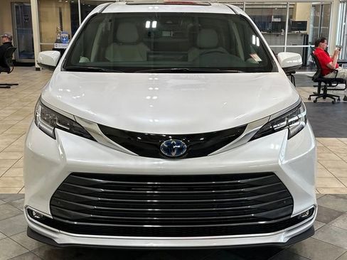 Used 2025 Toyota Sienna Limited image 8