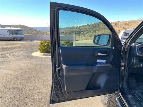 Used 2018 Toyota Tacoma TRD Off-Road image 18