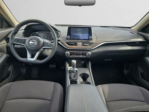 Used 2025 Nissan Altima 2.5 SV FWD image 9