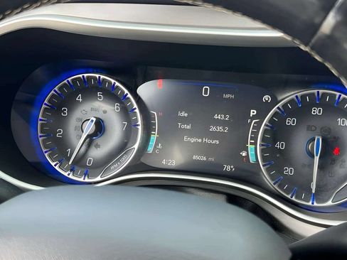 Used 2021 Chrysler Pacifica Touring-L FWD image 17