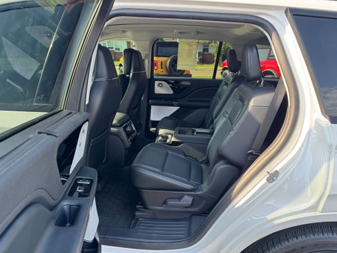 Used 2025 Lincoln Aviator Reserve w/ Luxury Package RWD image 12